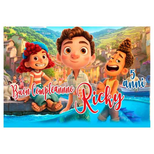 GLOBAL STRISCIONE FONDALE COMPLEANNO - Disney Pixar Luca mod 2 - STRISCIONE PERSONALIZZATO IN CARTA O IN BANNER PVC ANCHE DA ESTERNO GARANZIA 5 ANNI